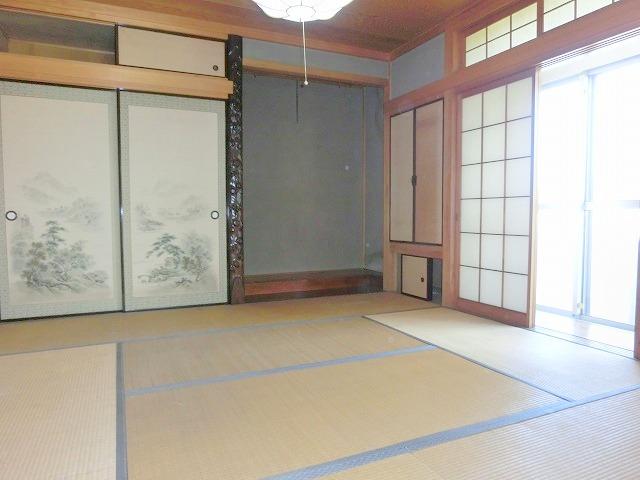 Non-living room. Bright Japanese-style room. 