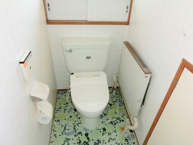 Toilet. Toilet. 