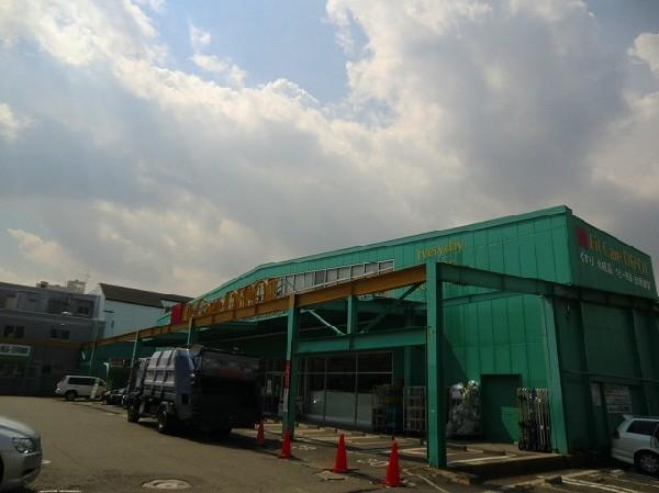 Drug store. 350m is a 5-minute walk to fit care depot.