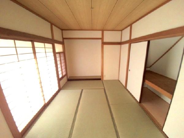 Non-living room. A Japanese-style room 6 quires the other room Hiroen