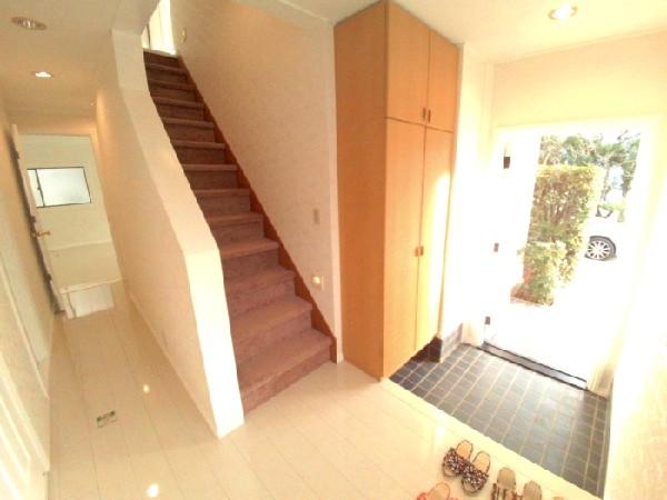 Entrance. Bright entrance and spacious