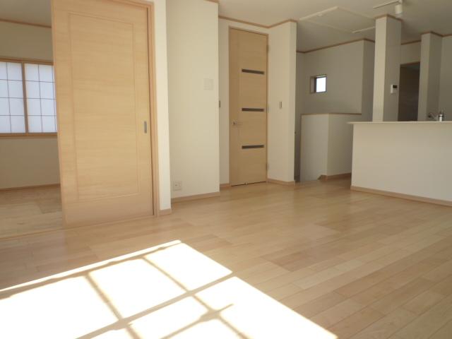 Same specifications photos (living). Since the building complete example is located immediately next to, Please take a look together