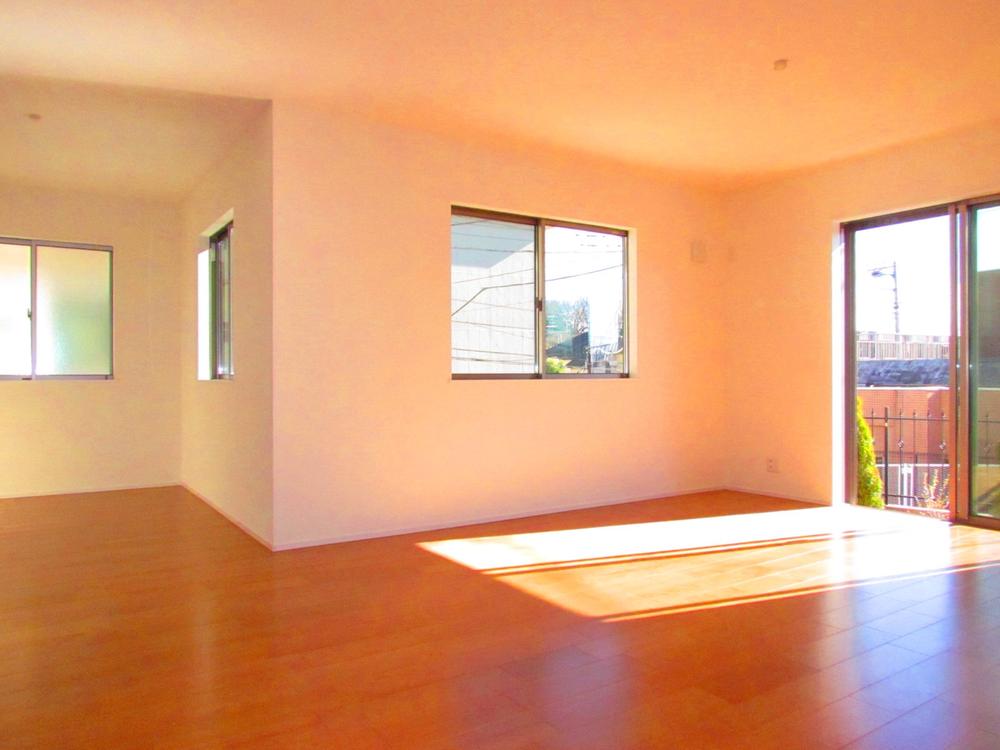 Same specifications photos (living). Example of construction A clean and warm, wallpaper ・ We use the flooring material.