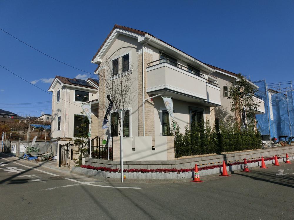 Local appearance photo. It is newly built condominiums of all 8 compartment.