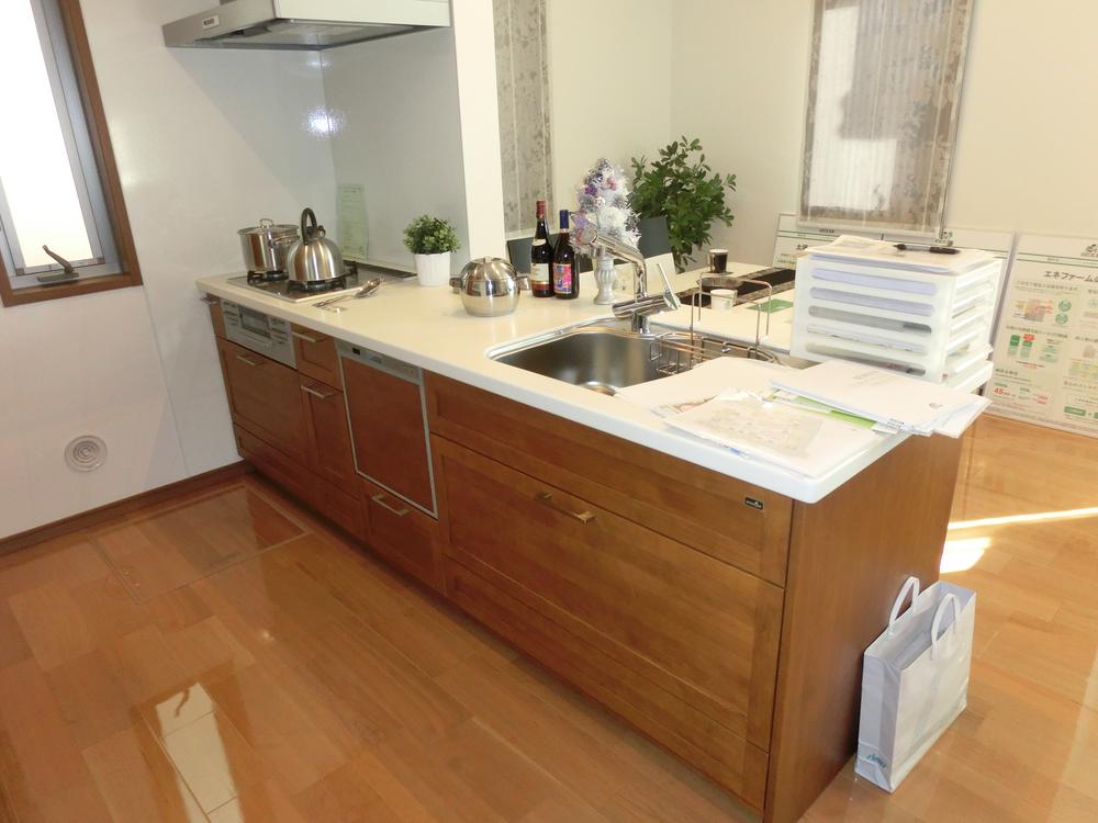 Kitchen. I'm glad face-to-face kitchen to wife.