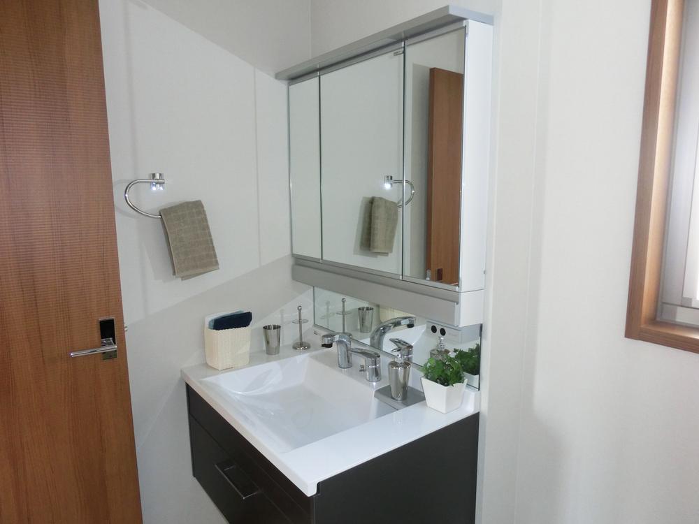 Wash basin, toilet. This basin.