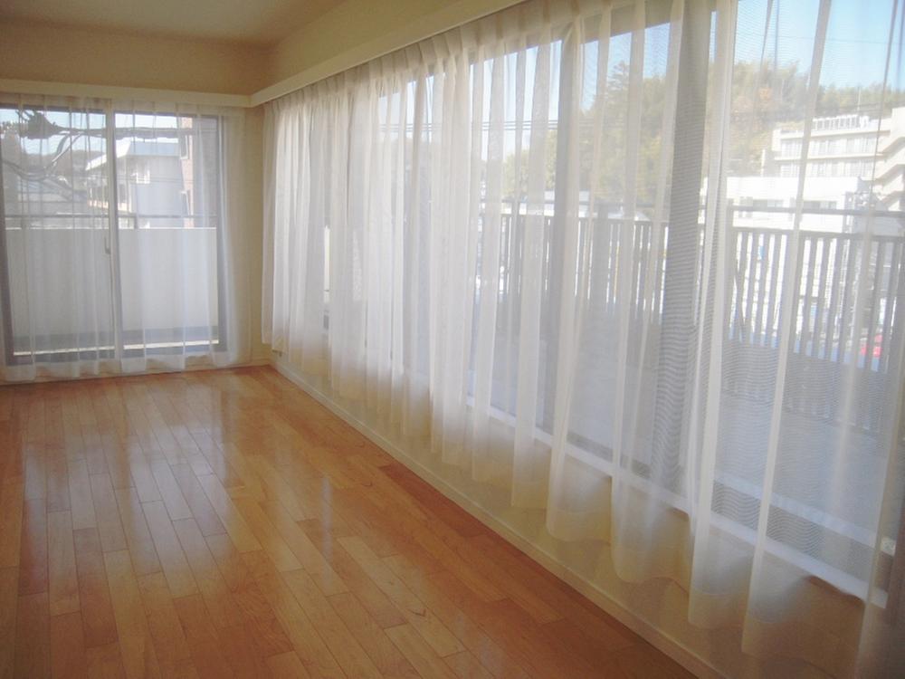 Living. Living there is a window over the corner, Also daylighting, You can expect