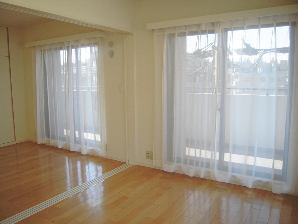 Living. Tsuzukiai of living and the living room