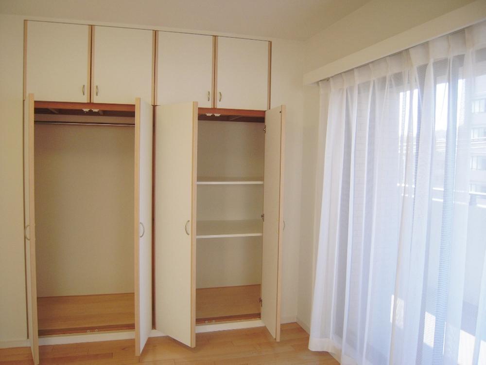 Receipt. Storage is abundant in the living room