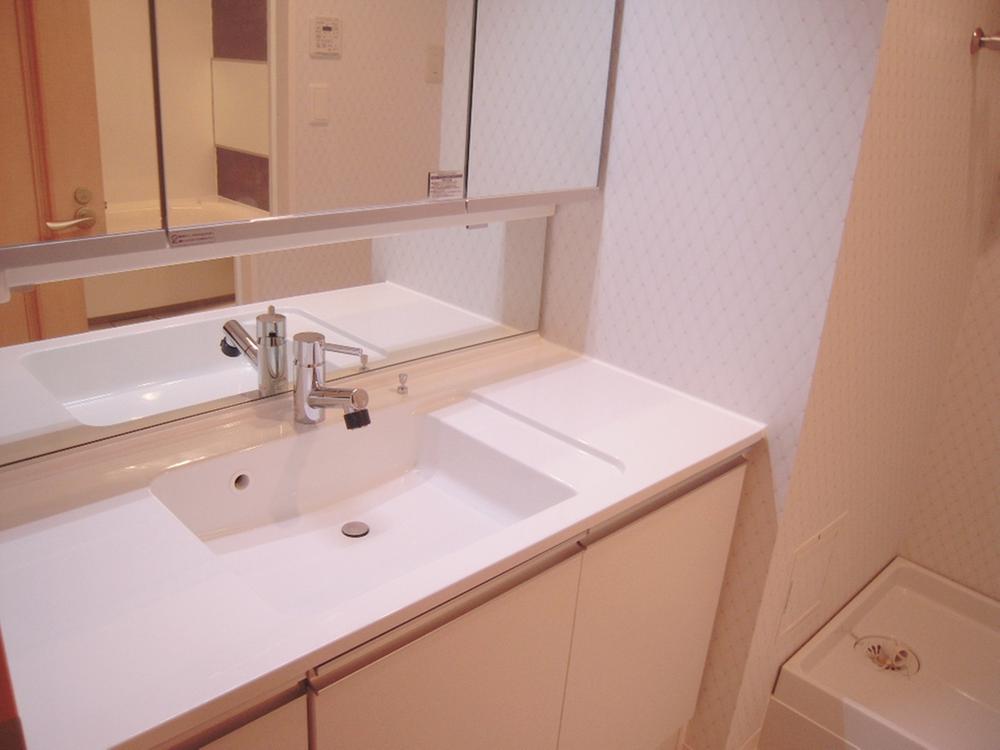 Wash basin, toilet. Washbasin There are also clear