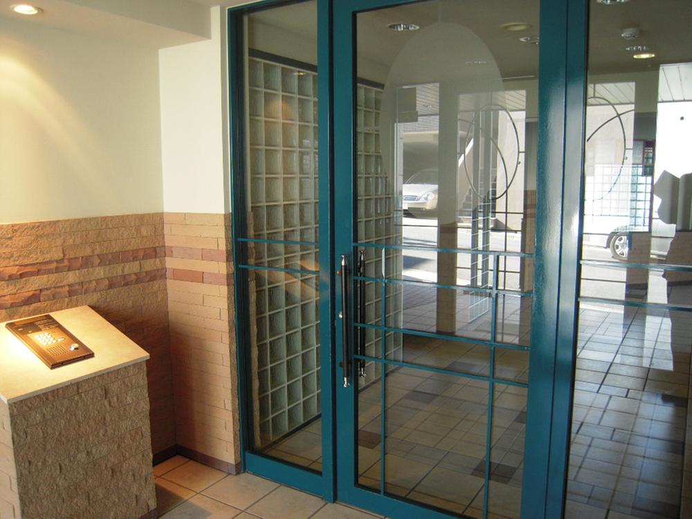 Entrance. Common areas