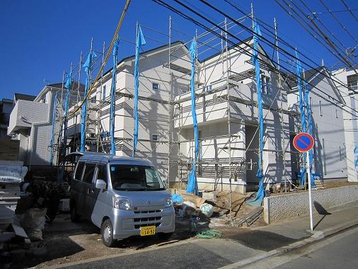 Local photos, including front road. Local appearance photo