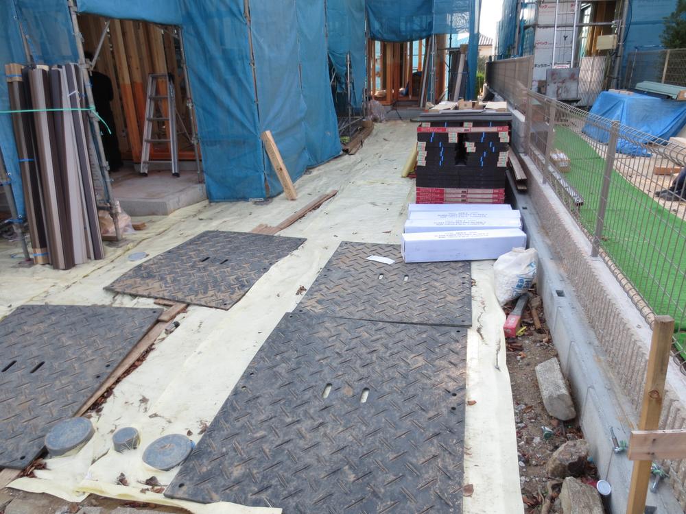 Parking lot. There are 2 car parking spaces.