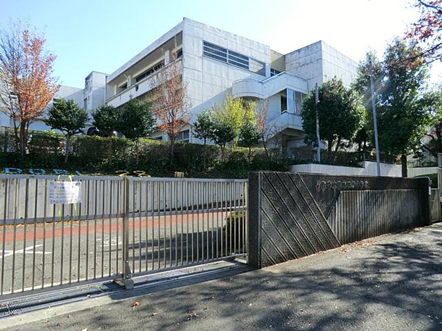 Primary school. 329m to Yokohama Municipal Kamoshida green elementary school