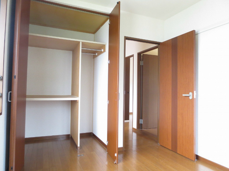 Other room space. It is easy to tidy up because there is a partition.