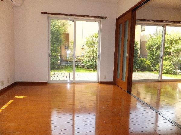 Non-living room. It is your garden direction from dining.