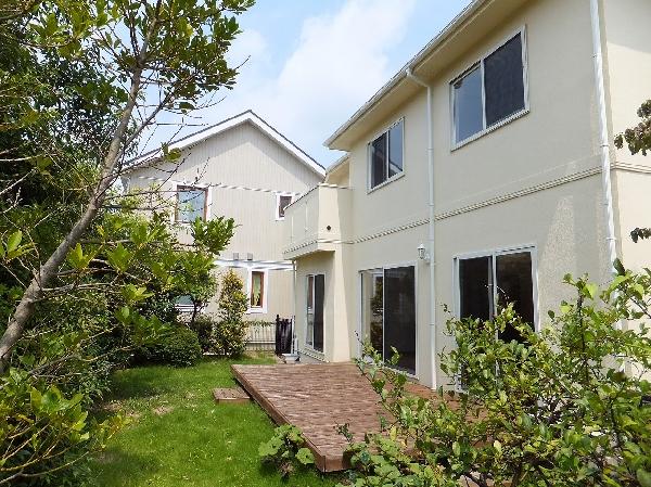 Local appearance photo. It is with wood deck.