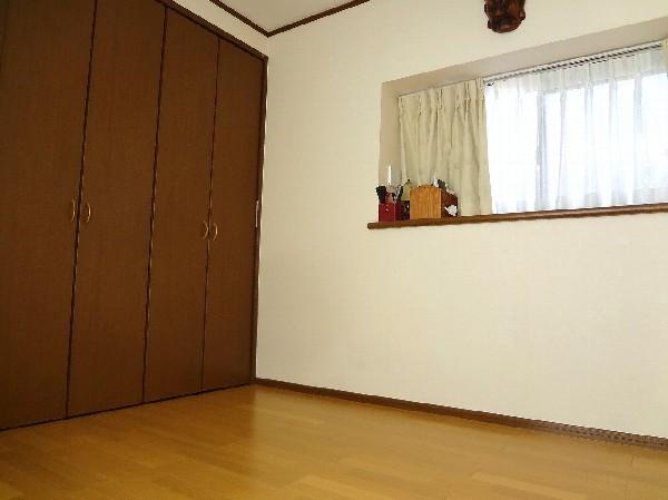 Non-living room. Wall one surface closet, Storage is abundant.