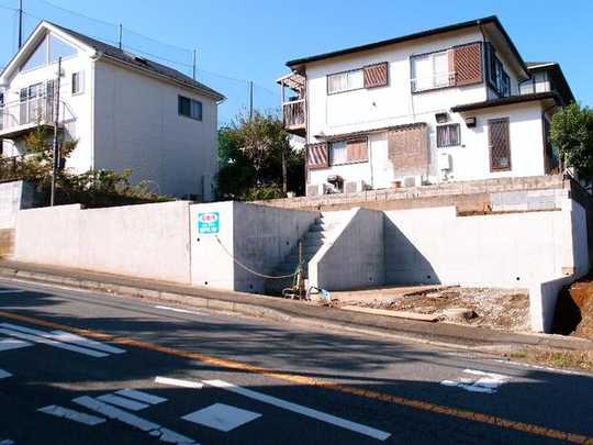 Local appearance photo.  [local] Retaining wall construction work came to an end.