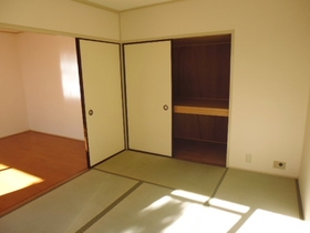 Living and room. Closet in the Japanese-style Thank 1 hotels worth.