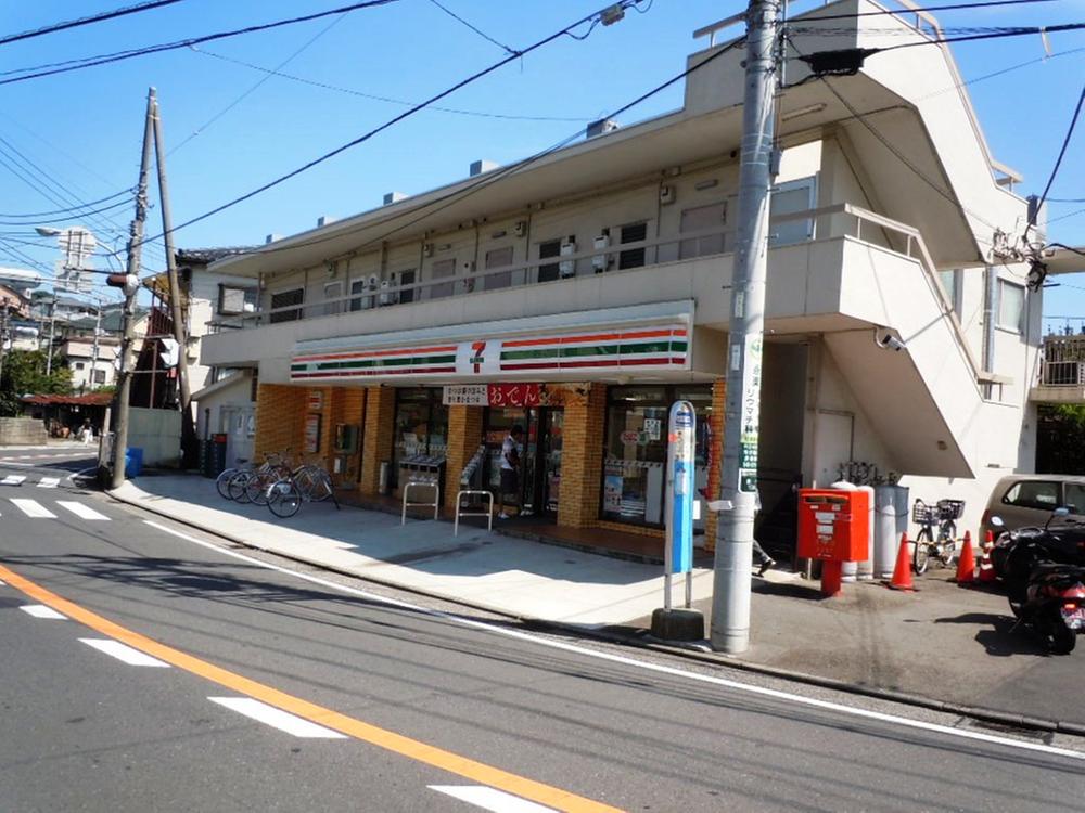 Convenience store. Seven to Eleven 260m