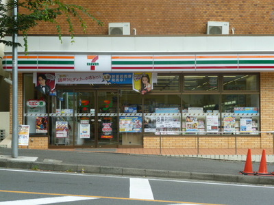 Convenience store. Seven-Eleven (convenience store) to 400m