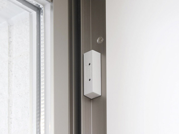 Security.  [Security magnet sensor] Set up a crime prevention magnet sensor to the entrance door and windows of all dwelling units (FIX windows except). It emits an alarm sensor detects a suspicious person of intrusion, It informs to the outside. (Same specifications)