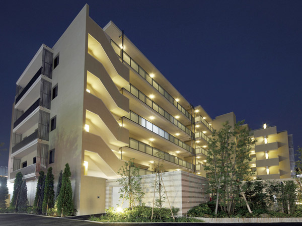 Buildings and facilities. Exterior of the building is provided with a glass railing of the modern color of the tiles and milky balcony, Achieve a sharp design. (Local completion photo / August 2013 shooting)