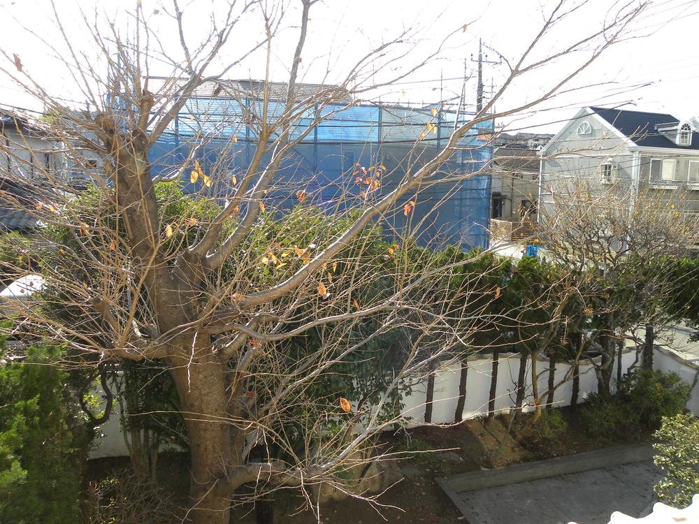 View photos from the dwelling unit. It becomes the eyes from the second floor Western-style. 
