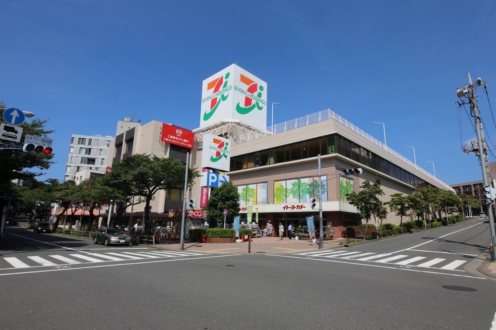 Supermarket. Ito-Yokado Tama Plaza to shop 900m