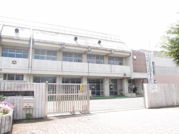 Junior high school. 808m to Yokohama Municipal Midorigaoka Junior High School