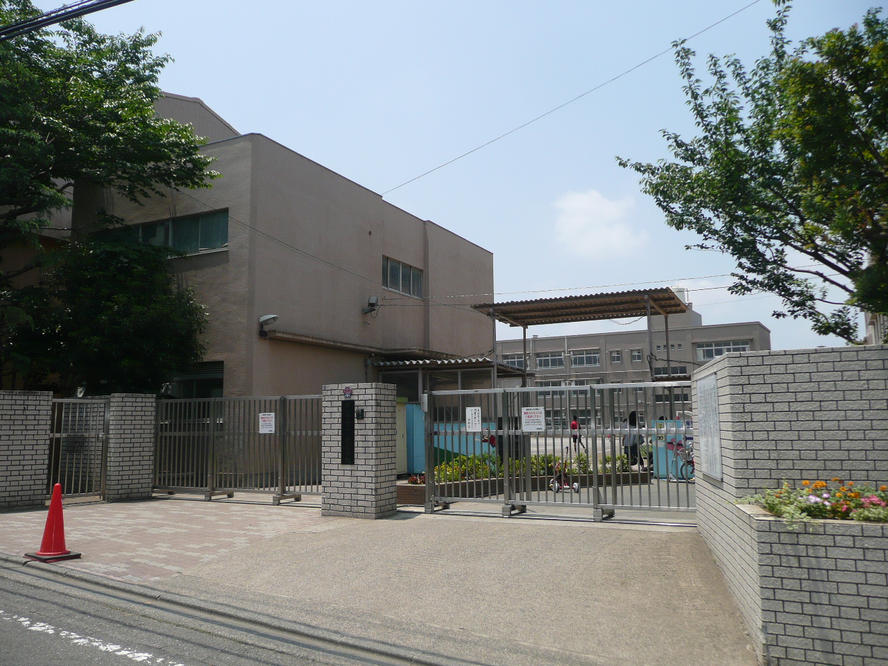 Primary school. 464m to Yokohama Municipal Tsutsujigaoka elementary school (elementary school)