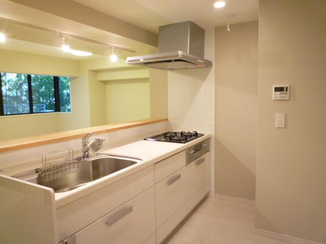 Kitchen. There is no lonely wife in the popularity of face-to-face kitchen