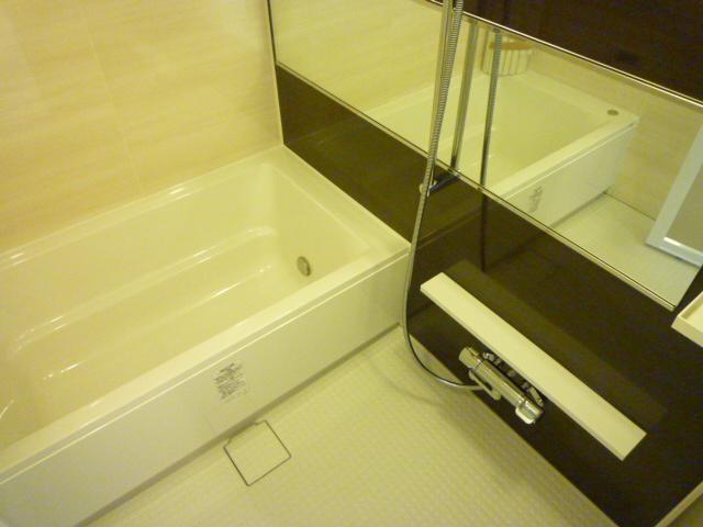 Bathroom. It is easy even in conjunction with the children because we are comfortable in the bathroom even 1418 size