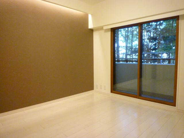 Non-living room. I There is a sense in the accent cloth or indirect lighting bedroom