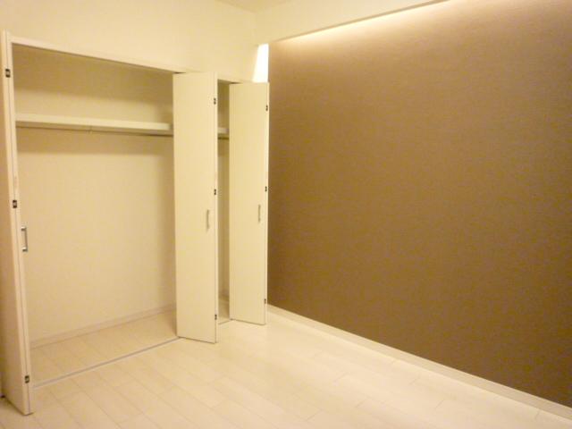 Receipt. Storage is also located in each room