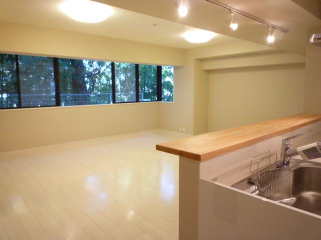 Living. Wife is also safe because it is designed with views from the Japanese-style room to the living room from the kitchen