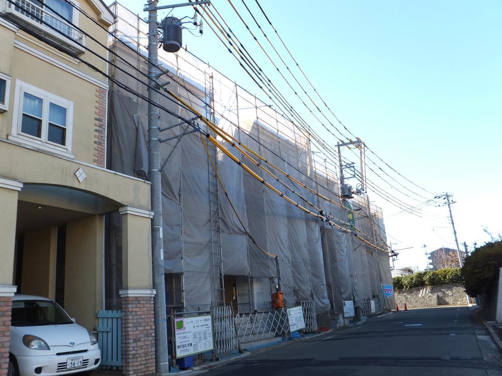 Local photos, including front road. Azamino Station a 10-minute walk. Siemens to 6.5m public roads. It is flat land. Parking It is also happy to.