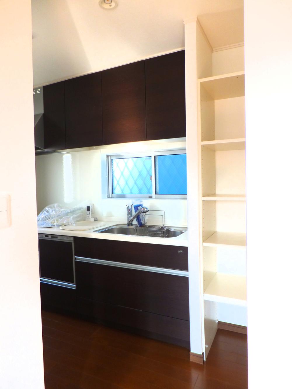 Same specifications photo (kitchen). Friendly dishwasher with also in the hands of mom.