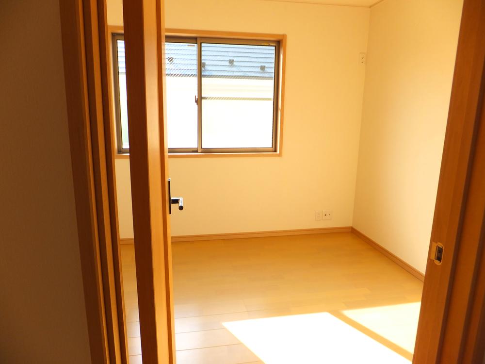 Non-living room. Two-sided lighting Western-style