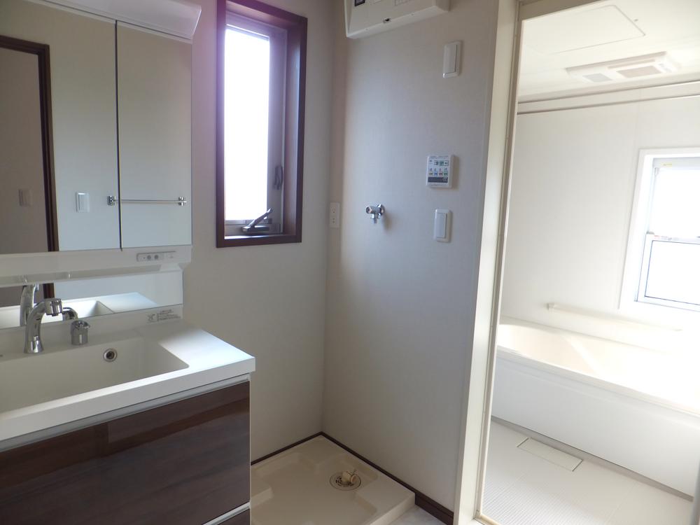 Same specifications photos (Other introspection). Three-sided mirror type is plenty of storage capacity.