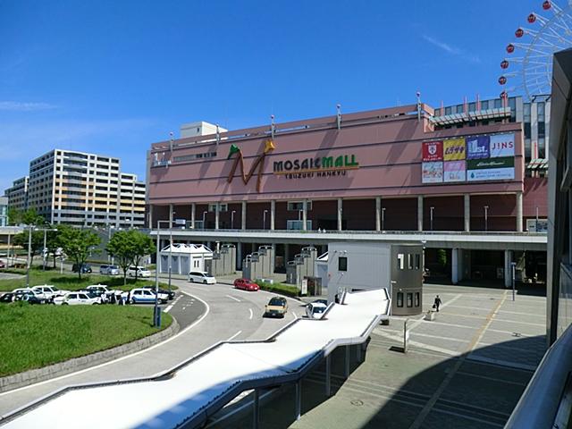 Shopping centre. Large shopping malls that line 2300m Station until the Mosaic Mall Kohoku. It is very convenient for shopping.