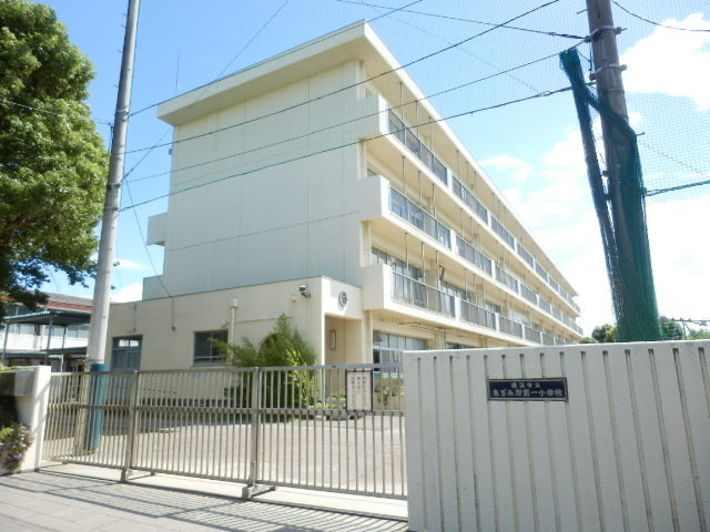 Primary school. 500m to Azamino first elementary school (elementary school)