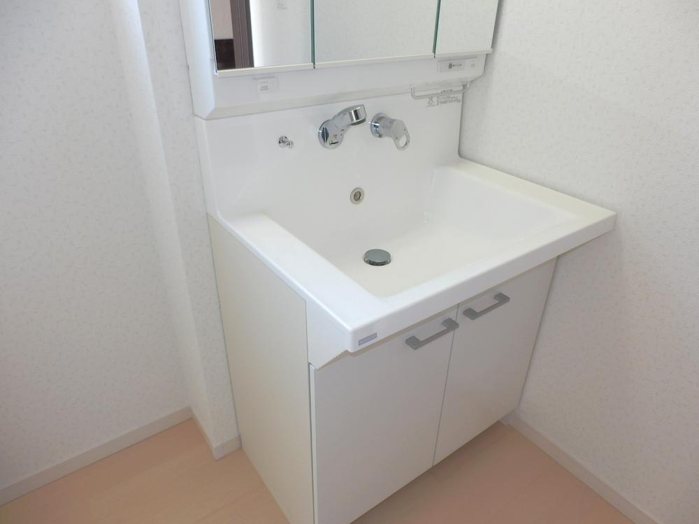 Wash basin, toilet. Lixil made of the same specification