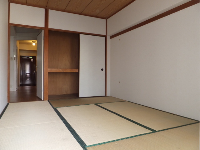 Living and room. Do the re-covering of tatami before occupancy