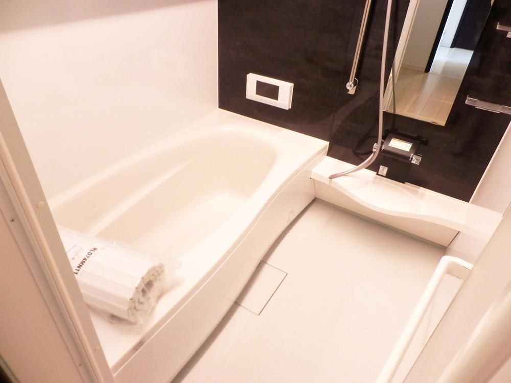 Same specifications photo (bathroom). The bathroom is equipped with TV! It seems to relax and heal the fatigue of the day! It is also recommended to the sitz bath (company specification example)