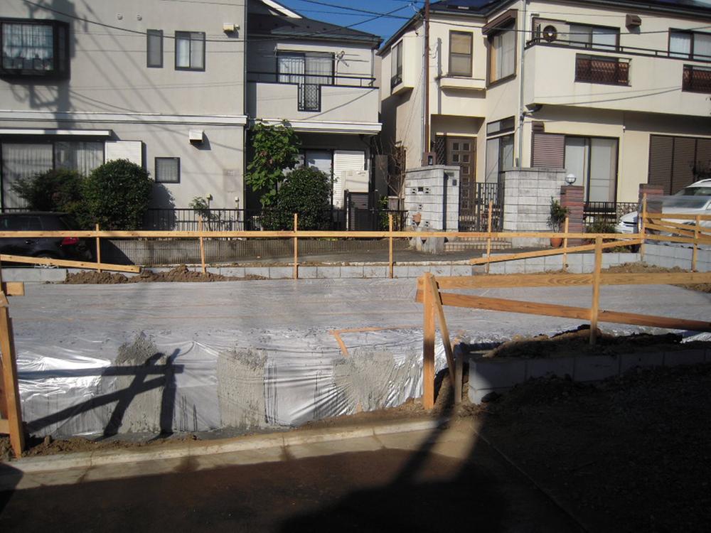 Local appearance photo. 1 Building looks wide south