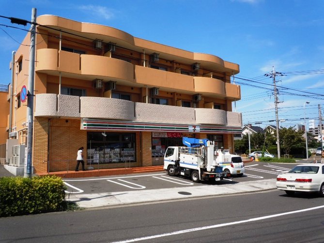 Convenience store. 250m to Seven-Eleven (convenience store)