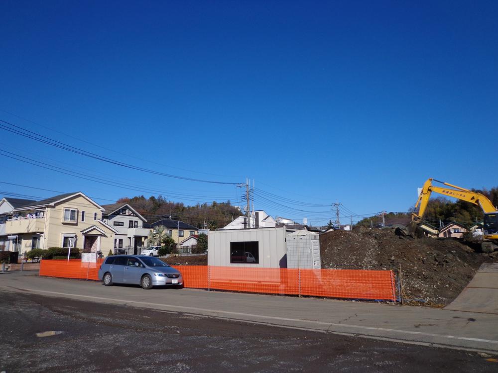 Local photos, including front road. Neat flat ground. I sky looks widely. Local (12 May 2013) Shooting