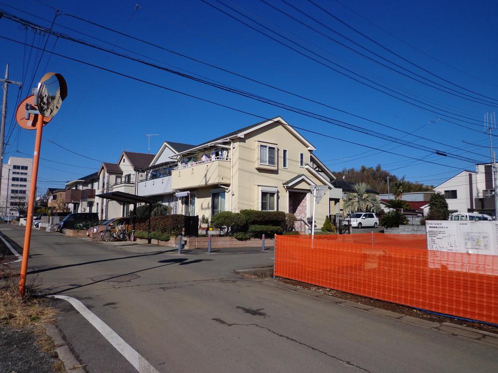 Local land photo. Local is a quiet residential area that contains one from the street. Local (12 May 2013) Shooting